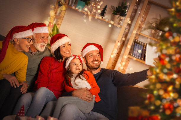 圣诞家庭与数字平板电脑图片下载