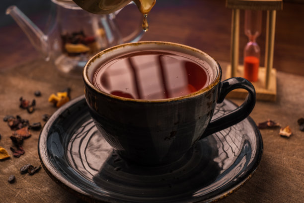 将蜂蜜倒入凉茶中图片下载