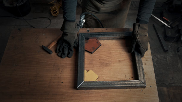 焊工穿着防护服把零件放在正确的位置。俯视图图片下载