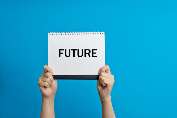 女人手里拿着纸和字的未来图片下载