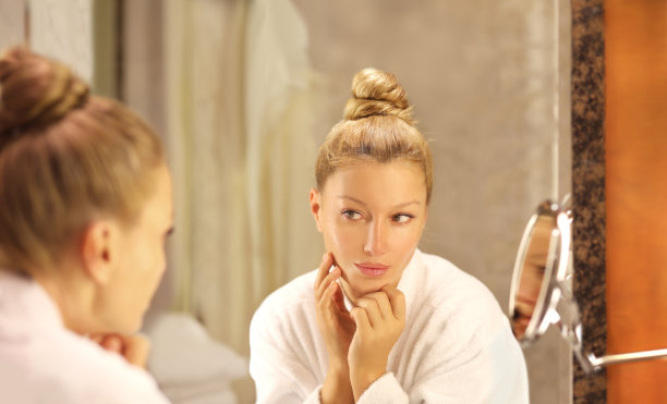 神奇的抗衰老霜。应用奶油图片下载