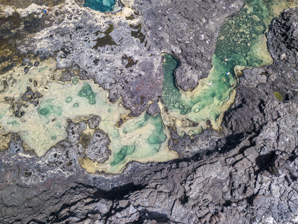 Los charcone的鸟瞰图。兰萨罗特岛。西班牙。游泳者。游泳。加那利群岛图片下载