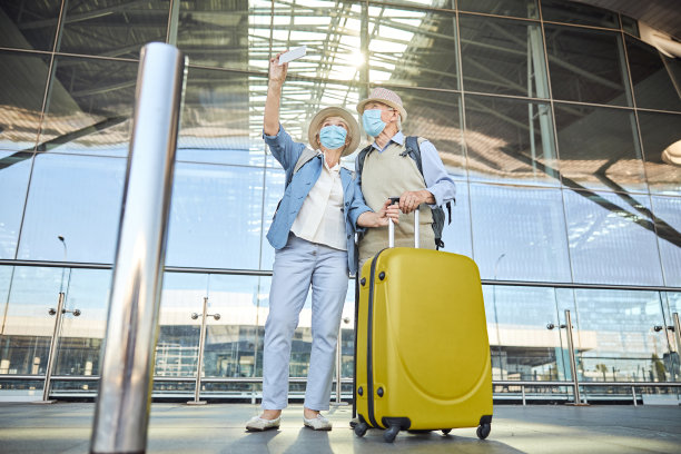 戴着面罩自拍的老年游客图片下载