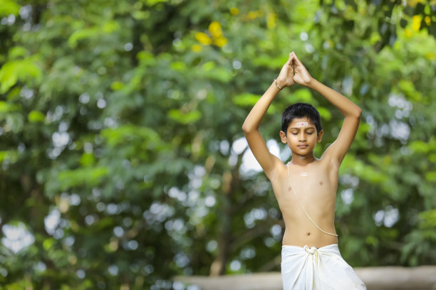 印度牧师的孩子在公园里做瑜伽图片下载