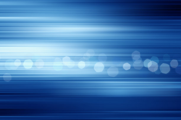 夜间道路加速运动。光线和条纹在黑暗的背景上快速移动。抽象的蓝色的插图。图片下载