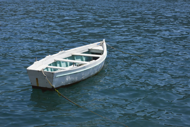 白色的划艇停泊在海上，远离海岸图片下载