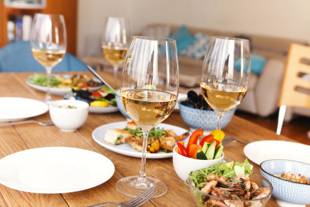 家宴的节日餐桌图片下载