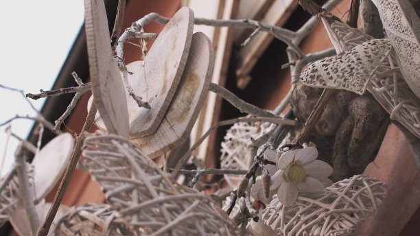 房子正面手工制作的美丽心形。节日的概念已经到位，情人节，情人节或工作日。法国斯特拉斯堡图片下载