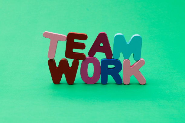 木字组工作以绿色为背景图片下载