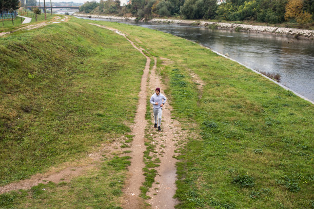 一个男人在河岸上奔跑图片下载