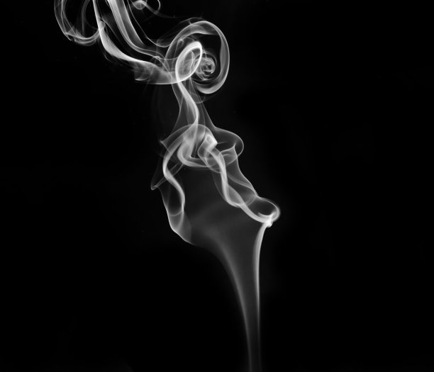 白色烟雾在黑色背景上的抽象碎片运动。图片下载