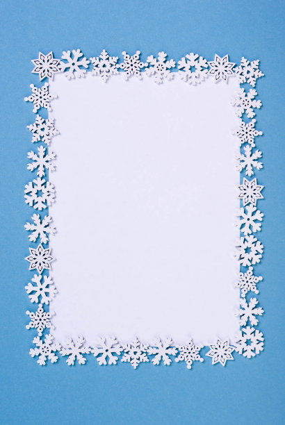 木制雪花制成的框架。冬季或圣诞节概念图片下载