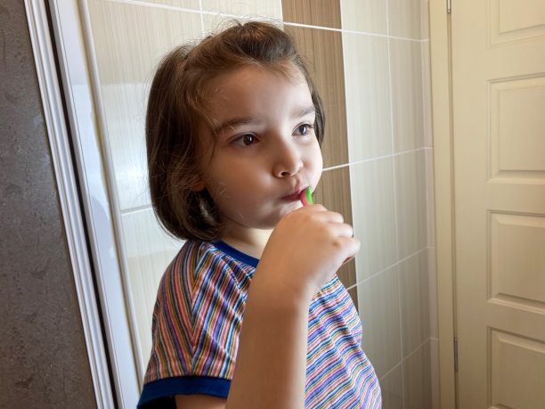 小女孩正在刷牙图片下载
