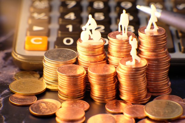 硬币堆放金融和银行的背景和广告硬币，增加了桌子上的金币栏图片下载