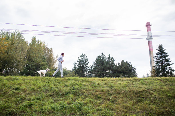 一个健康的人带着狗跑图片下载