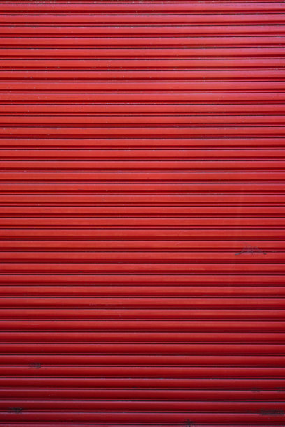 红色金属车库门的一部分图片下载