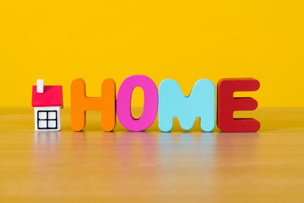桌子上有房子模型和单词图片下载