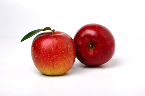 白色背景上的红苹果图片下载