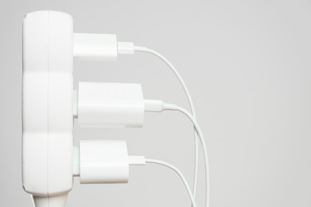 室内白色办公室延长线与三个白色连接，电源插头与复印空间图片下载