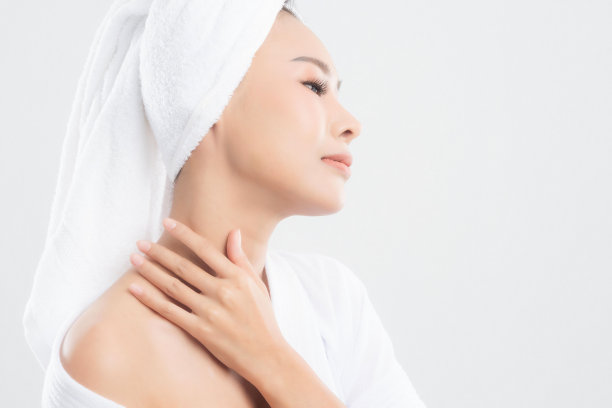 穿着浴衣的女人，头上戴着毛巾。图片下载