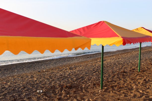 明亮的沙滩伞在黑海岸边图片下载