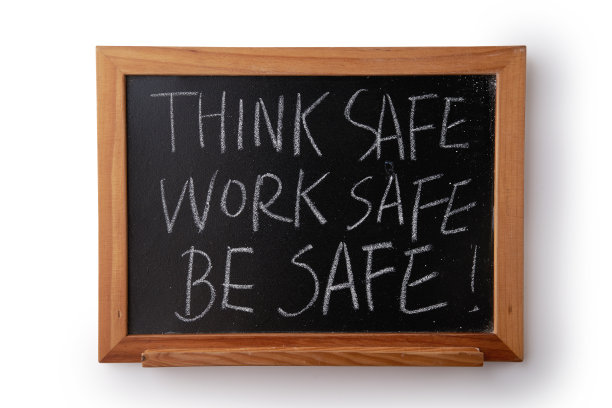 黑板上有安全警示信息图片下载