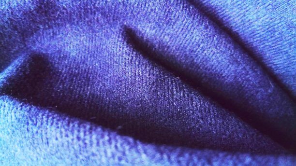 看起来像天鹅绒或平绒的深蓝色织物。破碎的波浪。蓝色的。紫罗兰。黑色的图片下载