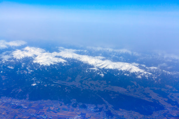 有积雪山峰的山脉图片下载