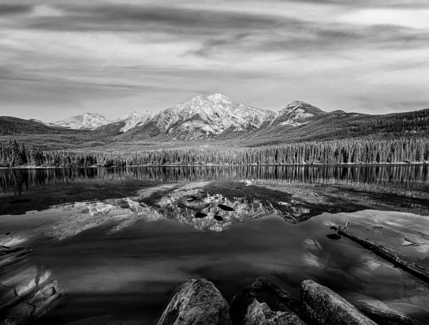 横跨金字塔湖的金字塔山从金字塔岛看到，贾斯帕，AB，加拿大图片下载