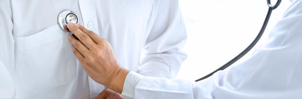 医生用听诊器听病人心跳的近况，对医院、体检、医疗保健理念等方面的了解图片下载