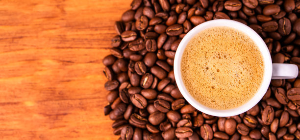 自制的文本咖啡馆新鲜的热浓缩咖啡在蒸汽白色杯子从有机可持续的咖啡馆喝烤棕豆与回收一次性纸包与清新的香气图片下载