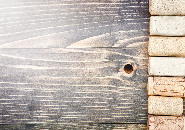 木桌上放着香槟和葡萄酒软木塞。空间的文本图片下载