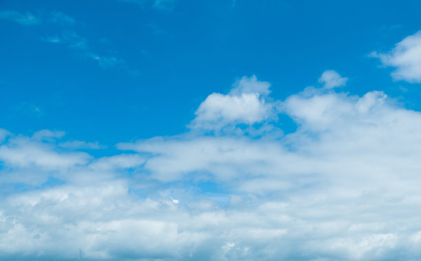 蓝色的天空中有大量的积云图片下载
