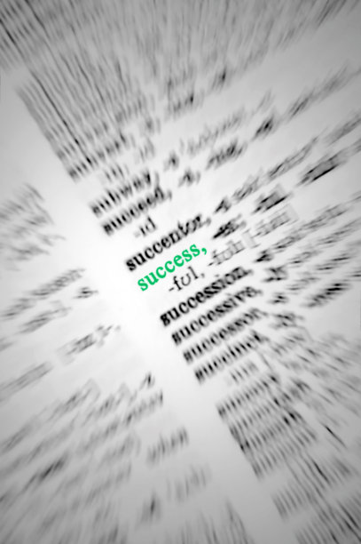 成功术语宏特写在字典，突出在绿色，成就概念，大详细垂直平坦Lay变焦效果图片下载