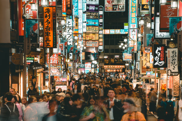 东京新宿歌舞伎町的娱乐夜生活区。日本图片下载