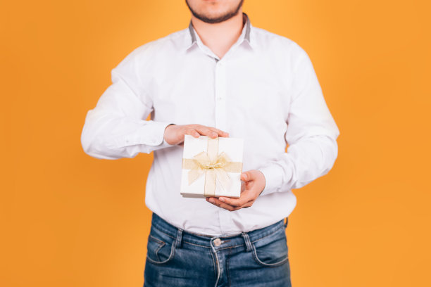 男人手里拿着一份礼物图片下载