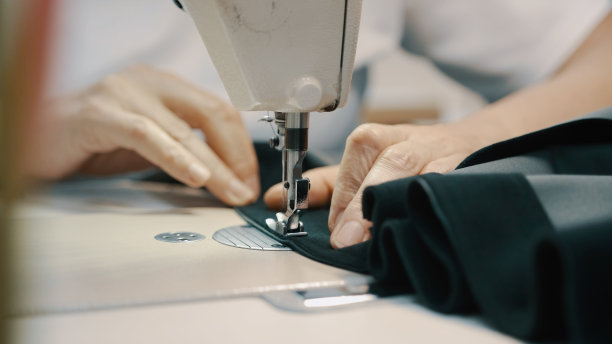 女裁缝在缝纫机上工作图片下载