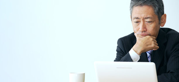 有思想的中年商人在办公室。图片下载