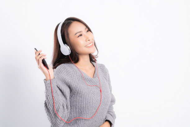 女人正在听音乐。图片下载