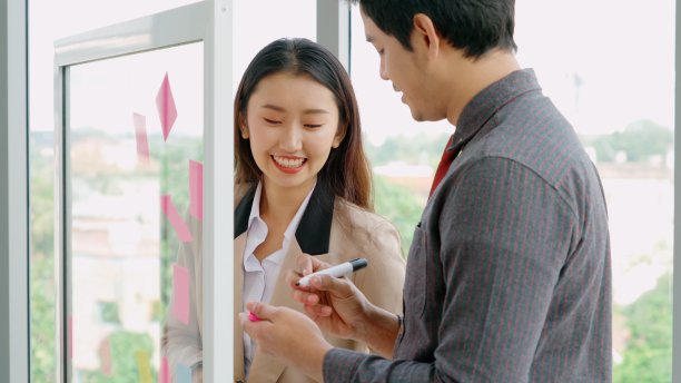 商业人士在项目规划委员会工作图片下载