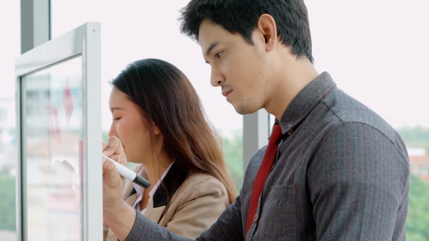 商业人士在项目规划委员会工作图片下载