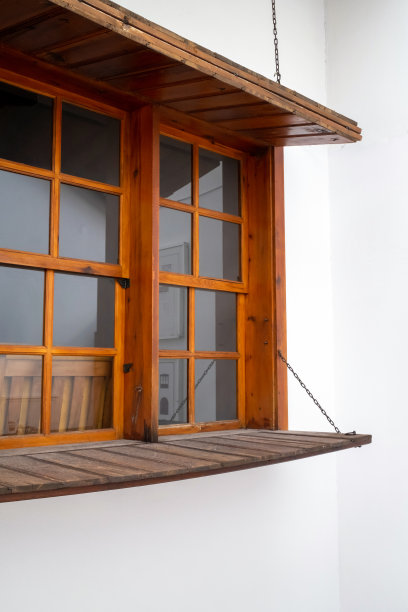 传统木格拉住宅的老木窗和木遮阳篷图片下载