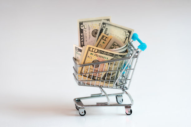 购物车里装满了金钱、商业、金融、经济的概念图片下载