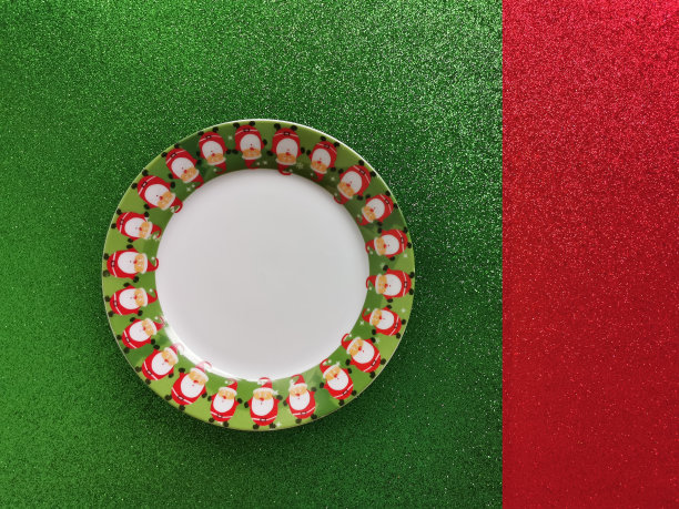 圣诞背景上有圣诞装饰的盘子图片下载