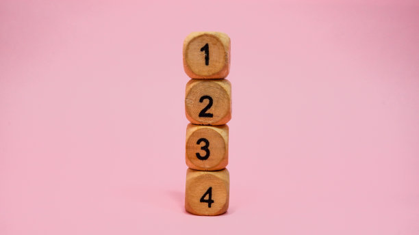 木制骰子在粉红色的背景图片下载