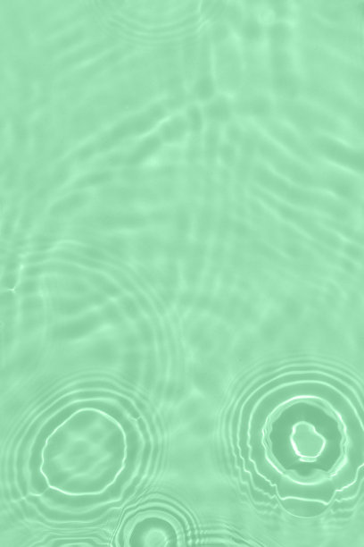 薄荷绿的水在阳光明媚的日子与阴影图片下载