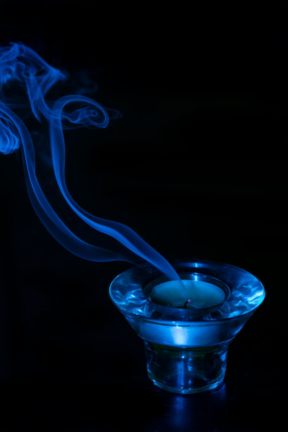 蓝色玻璃烛台与黑色背景和烟雾图片下载