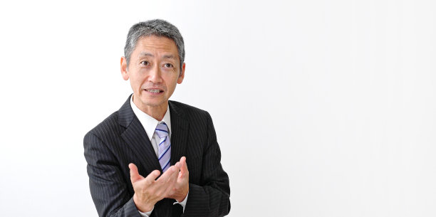 解释中年亚洲商人。采访的概念。图片下载