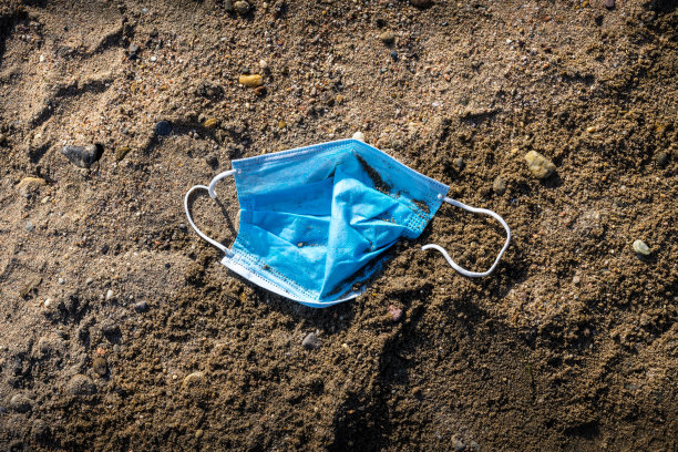 丢弃肮脏用过的医用口罩，大流行期间的环境污染图片下载