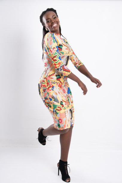 美丽的非洲女人工作室肖像。图片下载